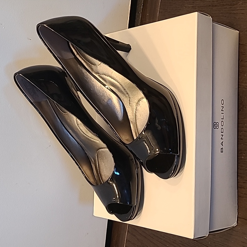 Bandolino - s.8 peep-toe black patent heels